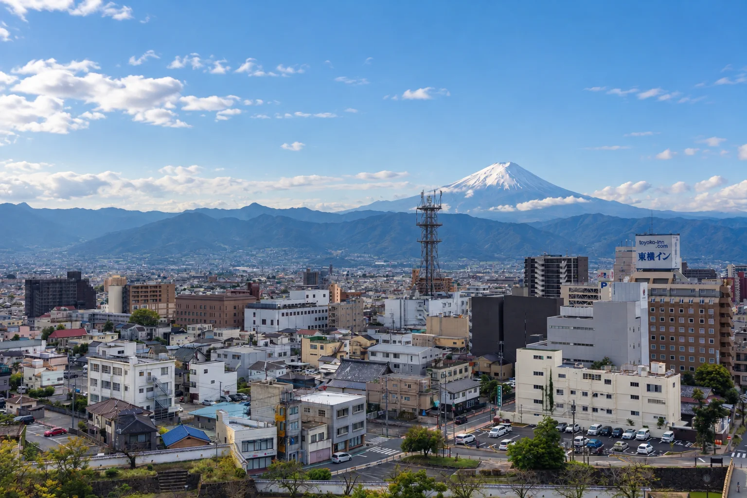 甲府市街地と背後に連なる南アルプスの山並み