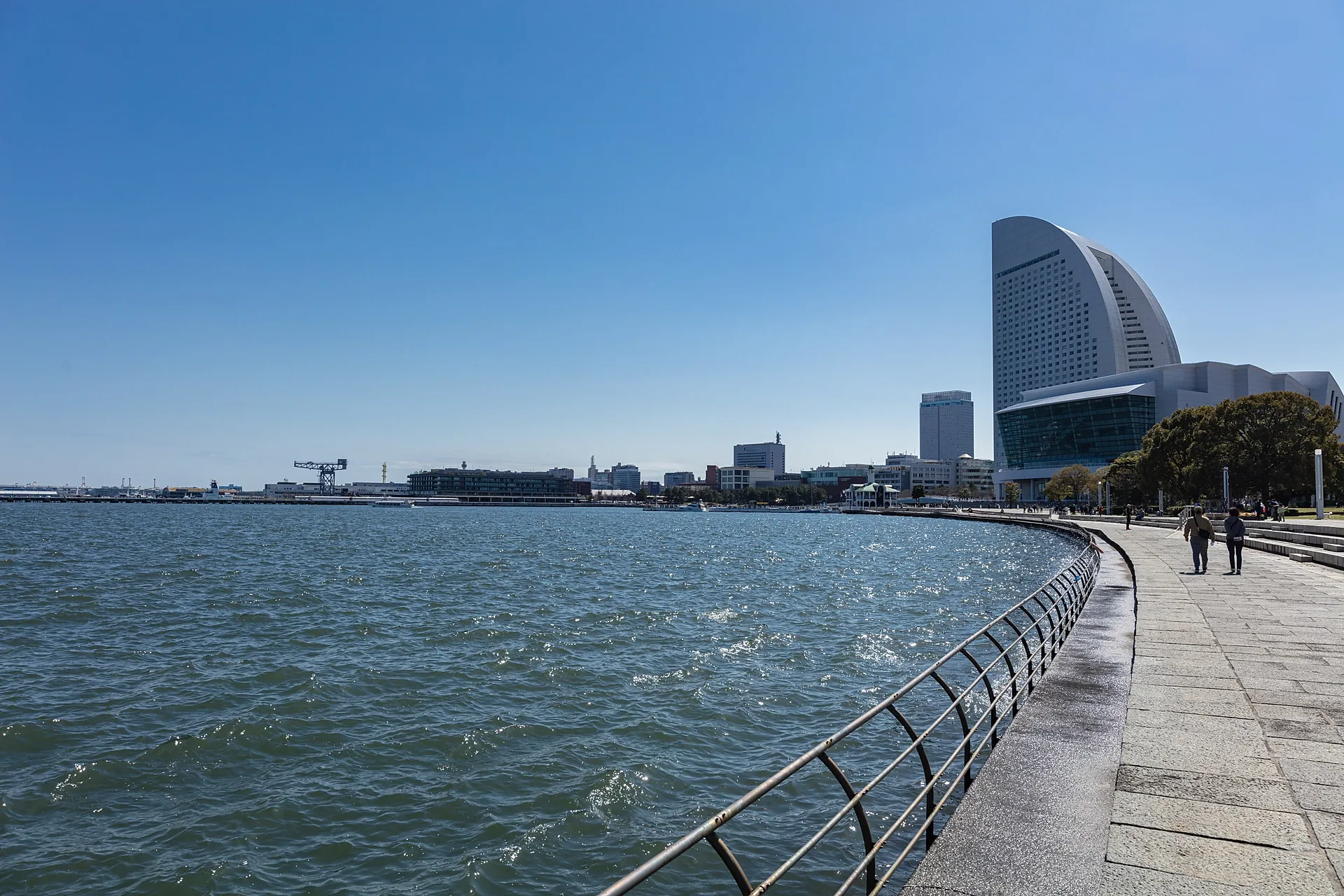 横浜みなとみらい・臨港パークから望む水辺の風景